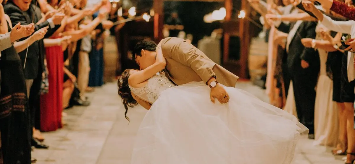 photo de Edward Cisneros lors d'une danse avec la mariée