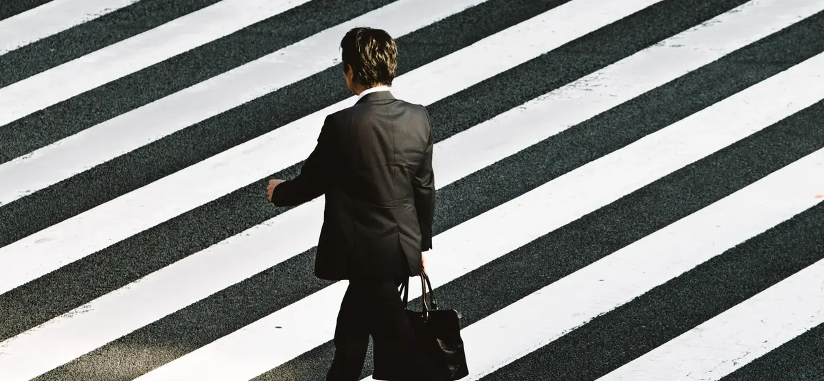 photo de Ryoji Iwata traversant un passage pieton